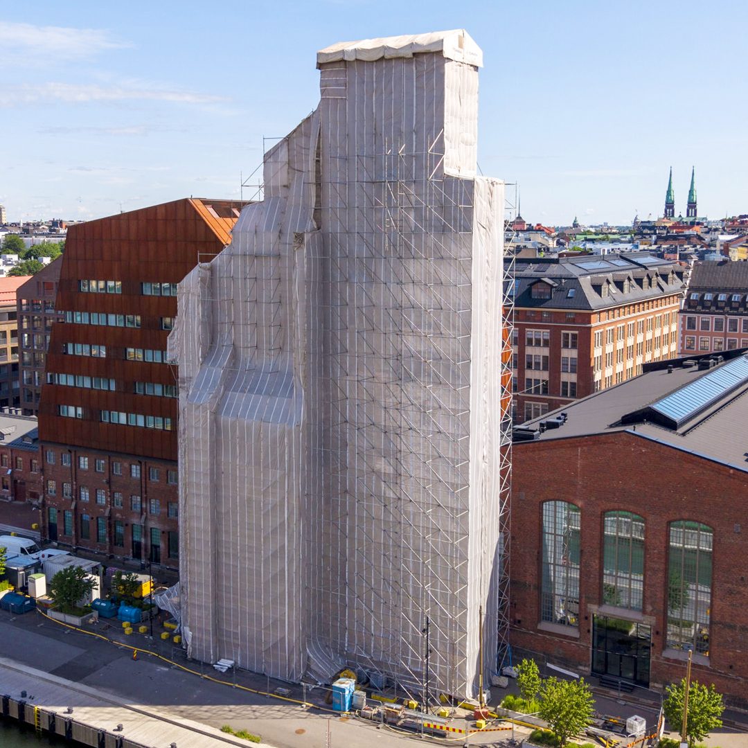 Sääsuojattu Hietalahden nosturi ilmakuvassa Helsingin Hietalahdenrannassa, telineet ja suojapeite koko rakenteen ympärillä