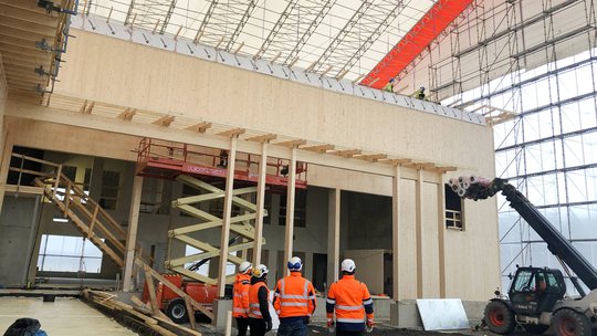 Koulutetut ammattilaiset rakentavat Alvarin puukoulua sääsuojan alla