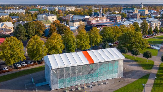 Telineet ja sääsuojat kuvanveistäjän unelmateoksen puitteina Raumalla