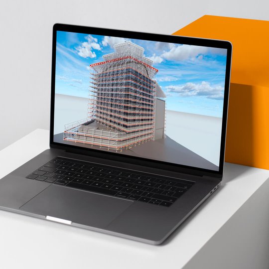 Kannettavan tietokoneen näytöllä 3D-visualisointi suuresta rakennustelineestä kerrostalon ympärillä