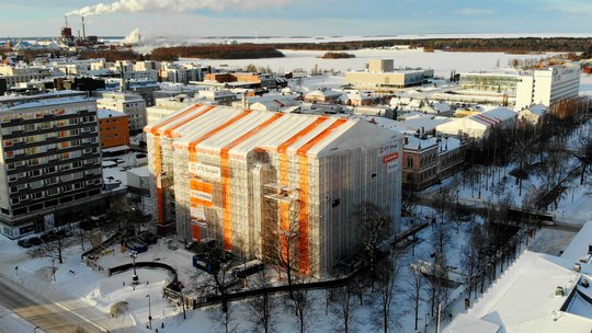 Vuodenajat ja olosuhteet vaihtuvat Oulun kaupungintalon saneerauksessa
