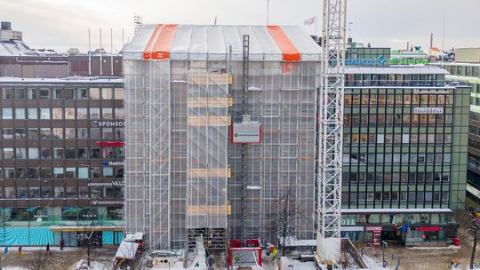 Poikkeuksellinen teline- ja sääsuojaprojekti Mannerheimintien paraatipaikalla